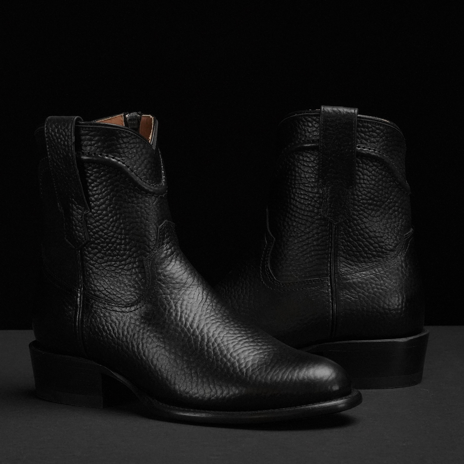 Black Bullhide - Round Toe